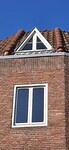 Driehoekig dakraampje met roeden.
              <br/>
              Joop de Haan, 2024