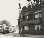 Het houtwerk van het balkon was vroeger in twee kleuren geschilderd.
<br/>
W.B. van Norden / Noord-Hollands Archief, 1956