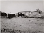 Het brugdek is al gedeeltelijk weggehaald. Te zien is Energie van Trapman (rechts) met links nog een staand beeld. Rechts een steen met daarop '1930'.
<br/>
Stadsarchief Amsterdam, maart 1959