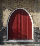 De paraboolvormige deur aan de Karolingenstraat.
<br/>
Marcel Westhoff, 2023