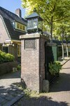 Toegangshek en gevelsteen met tekst n.a.v. de eerste steenlegging.
<br/>
Roel Siebrand, 2021