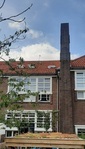 De schoorsteen en een deel van de vele laddervensters.
              <br/>
              Joop de Haan, 2022