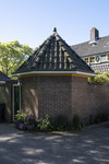 Tuinmuur en tuinhuisje vormen een eenheid.
<br/>
Roel Siebrand, 2021