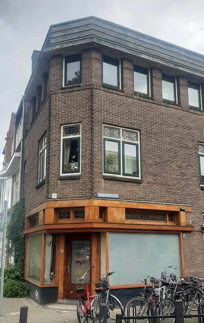 Het hoekpand van architect Kool.
              <br/>
              Joop de Haan, 2023