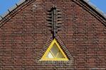Bakstenen ornament en driehoekig zolderraampje.
<br/>
Gert-Jan Lobbes, 2022