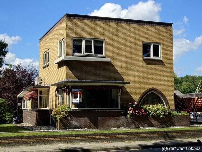 Het huis schuin van voren.
<br/>
Gert-Jan Lobbes, 2025