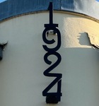 Close-up van het jaartal.
              <br/>
              Mark Davids, 2025