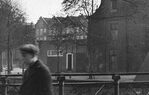 De smeedijzeren ornamenten boven de deur zijn hier redelijk zichtbaar.
<br/>
Stadsarchief Amsterdam, ca. 1930