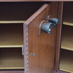 Detail - geopend kastje.
<br/>
Botterweg Auctions Amsterdam, 2021