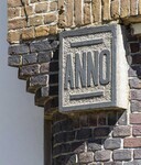 Gevelsteen links.
<br/>
Marcel Westhoff, 2024