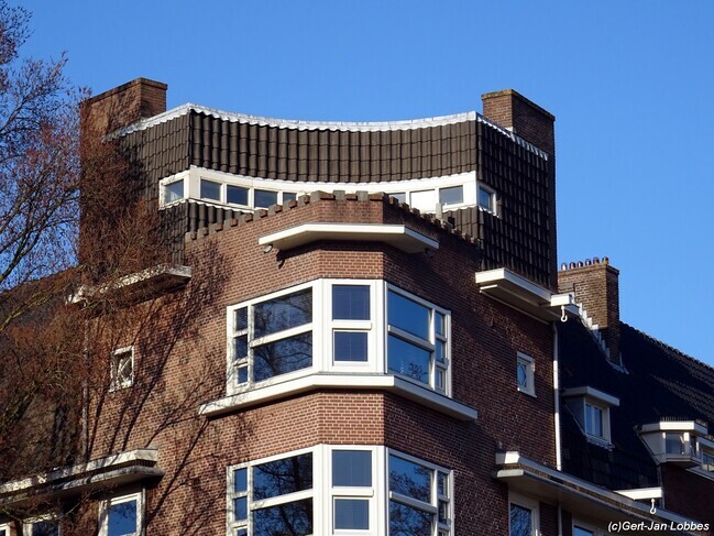 De markante opbouw karakteriseert het verder wat saaie blok.
              <br/>
              Gert-Jan Lobbes, 2021