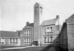 De school niet lang na oplevering.
<br/>
Streekarchief Gooi en Vechtstreek, 1920