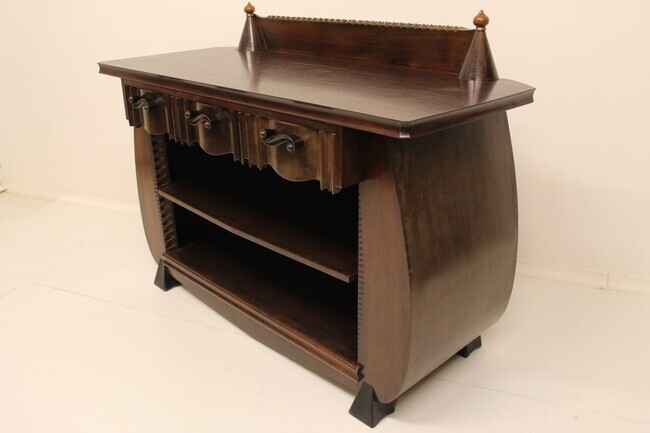 Het dressoir van De Klerk.
<br/>
Art Deco & Antiek Krommenie, 2022