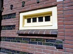 Raampje, geglazuurde bakstenen.
              <br/>
              Gert-Jan Lobbes, 2023