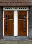 Voordeuren met typische 'Zietsma-nummers'.
<br/>
Marcel Westhoff, september 2020