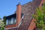 Linker dakschild met schoorsteen en dakkapel.
<br/>
Gert-Jan Lobbes, 2025
