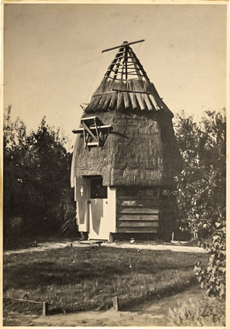 Het markante bijenhuisje.
              <br/>
              Archief Eibink en Snellebrand / Het Nieuwe Instituut, 1919