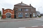 De voormalige pianohandel (met links het pand van Van Huijkelom).
<br/>
Rinetzko, 2026
