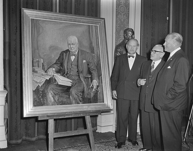 Max Nauta presenteert zijn schilderij van Winston Churchill aan Kamervoorzitter Kortenhorst en ambassadeur Stikker.
              <br/>
              Harry Pot / Anefo, CC0, via Wikimedia Commons, 1956