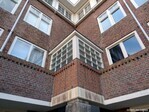 Portiek in de knik van de Hestiastraat.
              <br/>
              Gert-Jan Lobbes, 2021