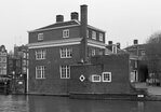 Kadijksplein 1: het kantoor van het Entrepôtdok, met op de voorgrond het huisje.
              <br/>
              Stadsarchief Amsterdam, 1980
