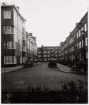 Korte Meerhuizenstraat gezien naar de Meerhuizenstraat. Op de voorgrond rechts de Borssenburgstraat.
<br/>
J.M. Arsath Ro'is / Stadsarchief Amsterdam, 1960