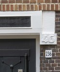 Oude en nieuwe huisnummers in de Schaepmanstraat. Let ook op de fraaie voordeur.
<br/>
Marcel Westhoff, 2025