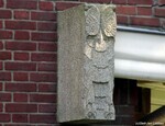 Uitgehouwen uilen flankeren de ingang.
              <br/>
              Gert-Jan Lobbes, 2024