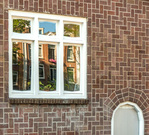 Vensters met aparte kozijnen, en siermetselwerk.
<br/>
Marcel Westhoff, juli 2022