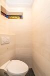 Gla in lood toilet M. van Coehoornsingel 25.
<br/>
Kamp&Koolhof makelaars, 2020
