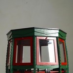 De zijkant van de bovenkant, met de glazen deurtjes.
<br/>
Studio Eklektik, 2025