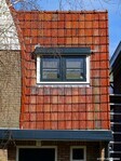 Bijna loodrecht aangebrachte dakpannen, zeer karakteristiek voor de Amsterdamse School.
<br/>
Gert-Jan Lobbes, 2024