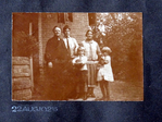 De familie Bartels bij het huis. Foto vermoedelijk genomen door de architect.
<br/>
Familie Bartels, 22 augustus 1928