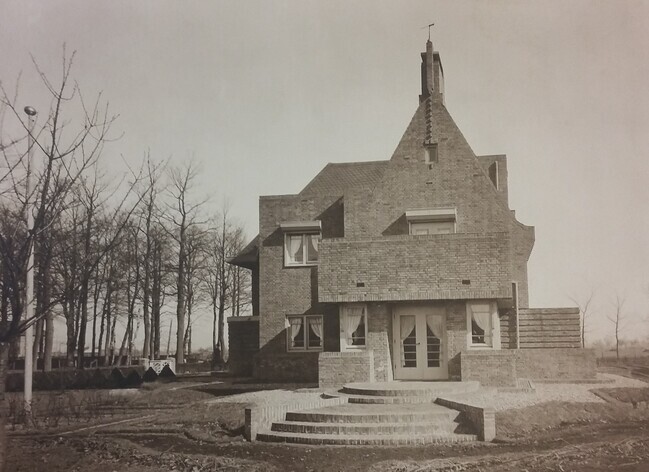 Het gebouw niet lang na oplevering.
              <br/>
              Archief Van Dongen / Het Nieuwe Instituut, ca. 1926