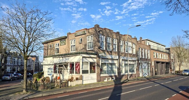 De hoek Emmastraat (links) en Parallelweg.
<br/>
Joop de Haan, 2026