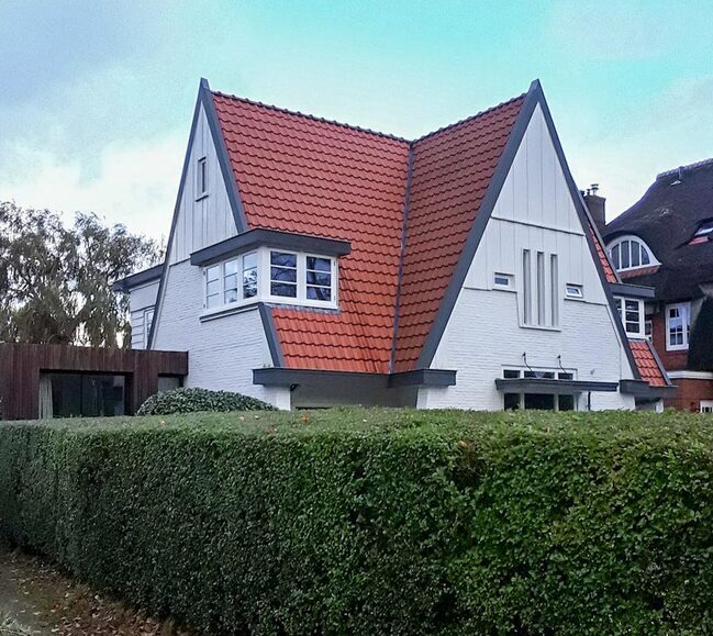 Het inmiddels 'witte huis'.
              <br/>
              Jan van den Berg, 2023