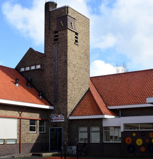 De toren met klok als blikvanger.
              <br/>
              Richard Keijzer, 2016-02-25