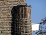 Muurdammen op de overgang van de voorgevel en de zijgevel.
              <br/>
              Gert-Jan Lobbes, 2025