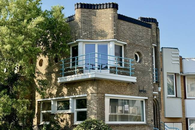 Het markante hoekpand.
<br/>
admirable-artdeco.be, 2021