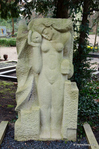 Het beeld 'De eeuwige vrouw' van Hildo Krop, nu op zijn graf op Zorgvlied.
<br/>
Annemarieke Verheij, 2016
