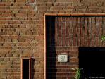 Portiek met contrasterende band van terracotta.
              <br/>
              Gert-Jan Lobbes, 2022