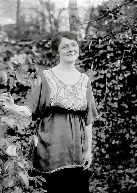 Cathrien Bogtman in gebatikte blouse.
<br/>
Archief Olga van den Muyzenberg, zonder jaar