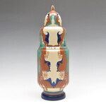 Dekselvaas voor Plateelbakkerij Zuid-Holland, 1925.
              <br/>
              Botterweg Auctions, 2021